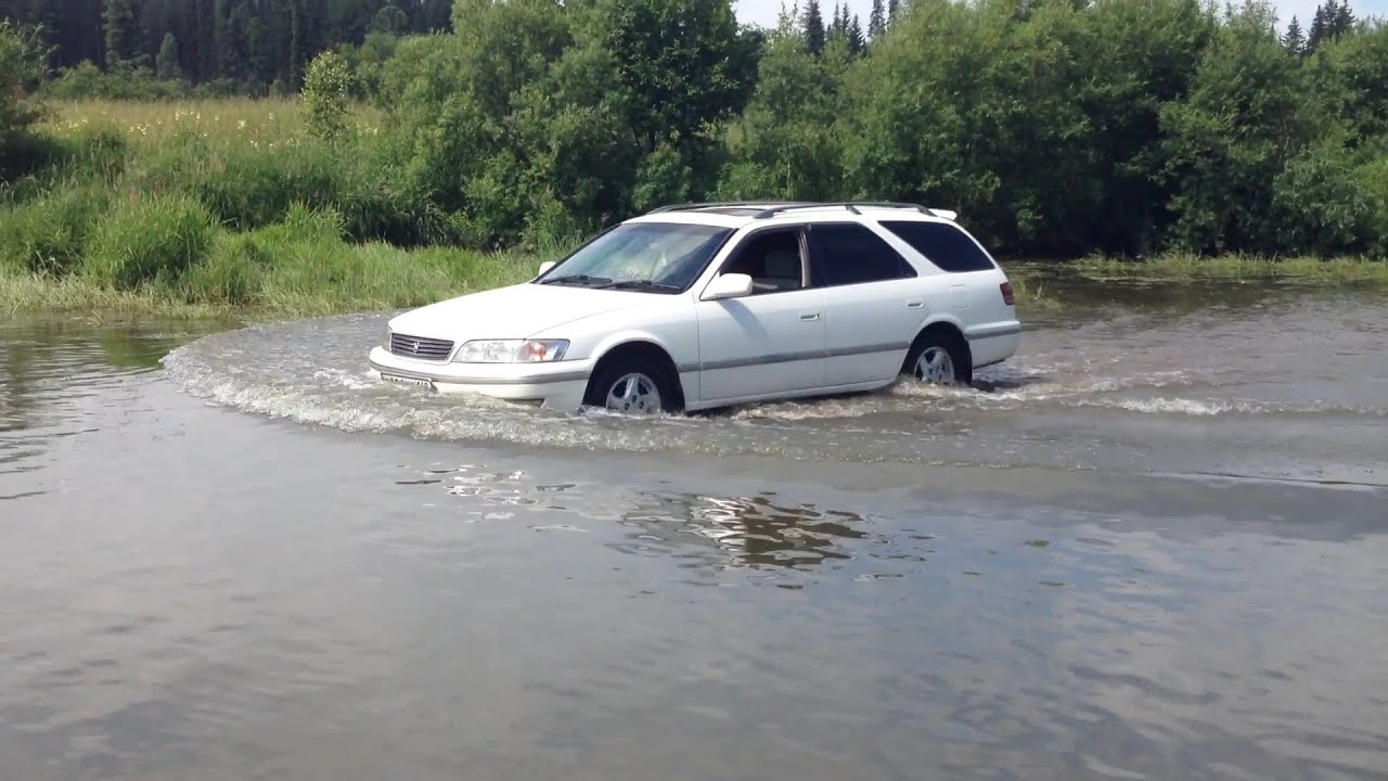 Toyota Mark II Qualis форсирует брод