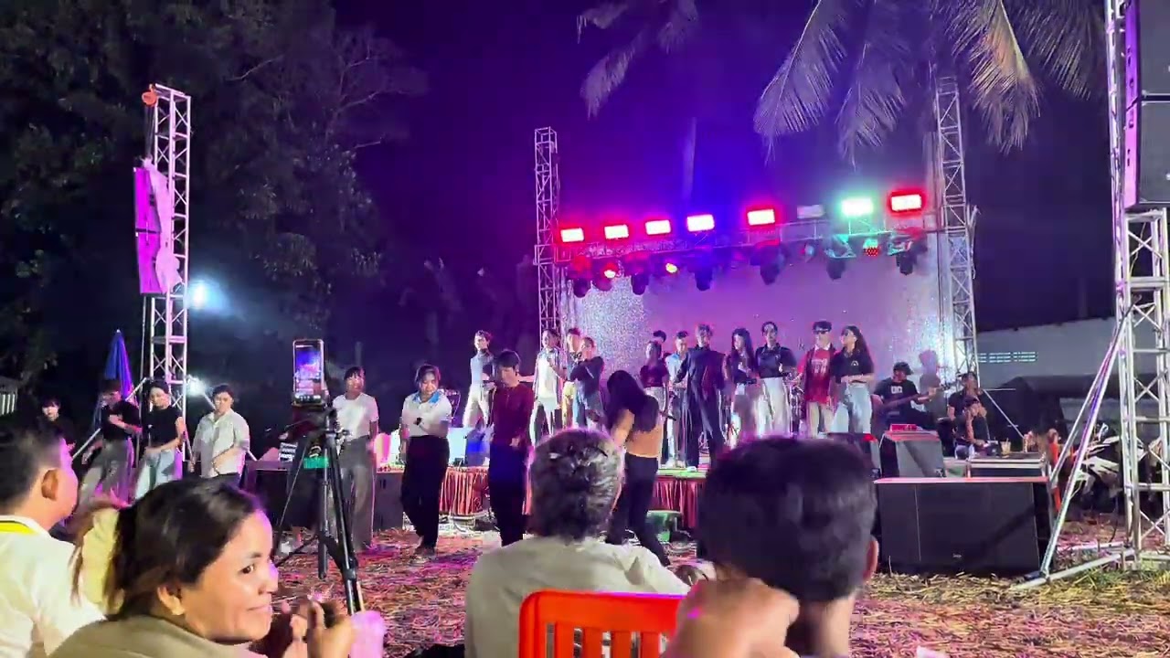 Chùa xà xiêm cũ và những tiết mục văn nghệ