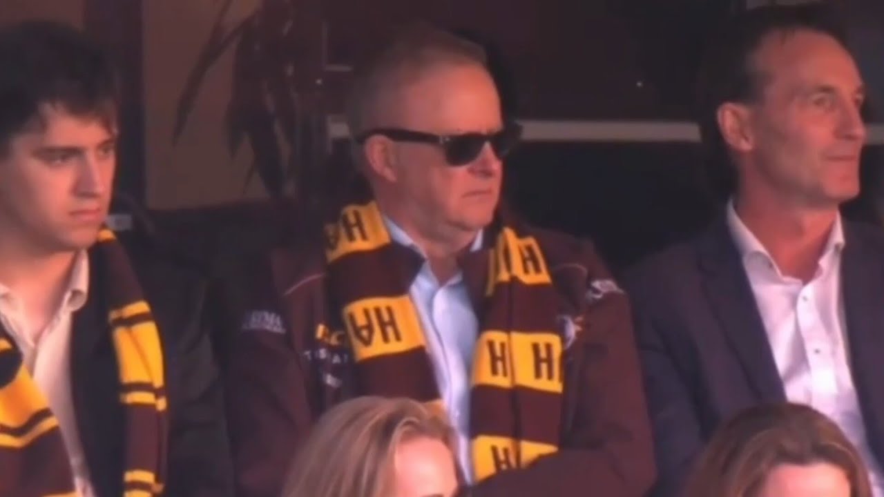 Anthony Albanese booed by footy fans at AFL elimination final
