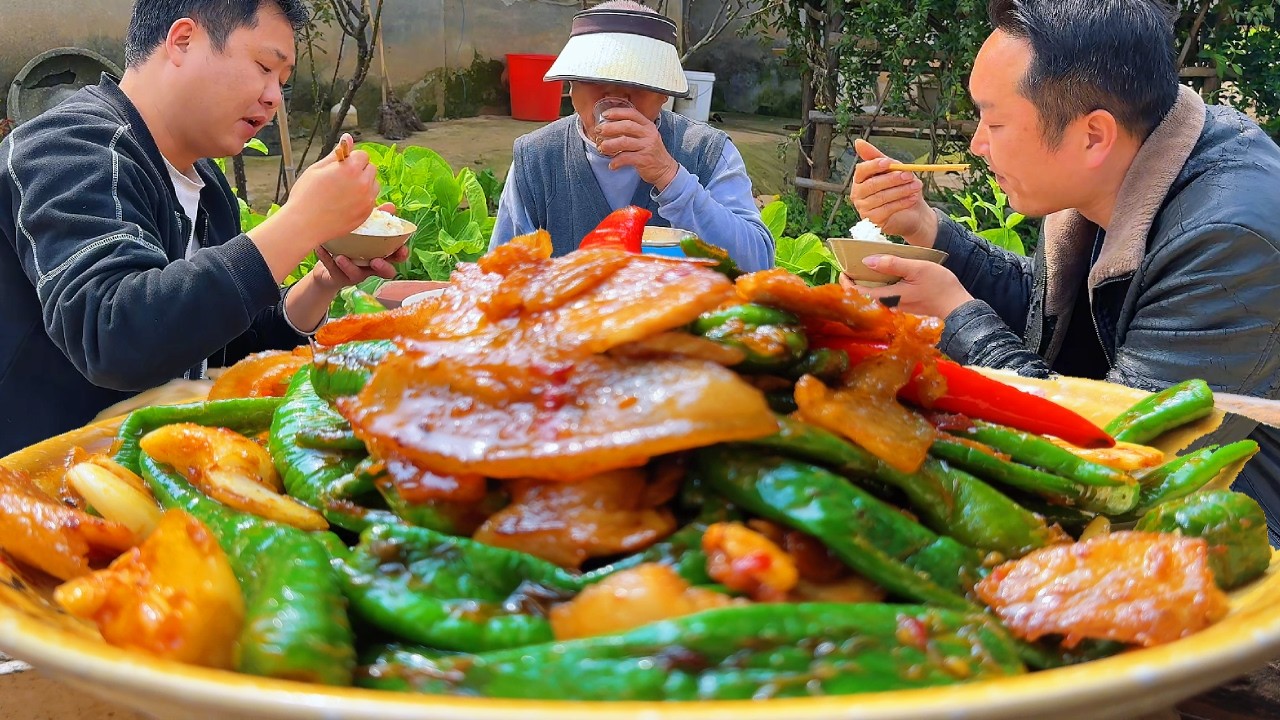 忙完春耕，二弟回家做“辣椒炒肉”，香辣下飯大口吃太爽了【鐵鍋視頻】