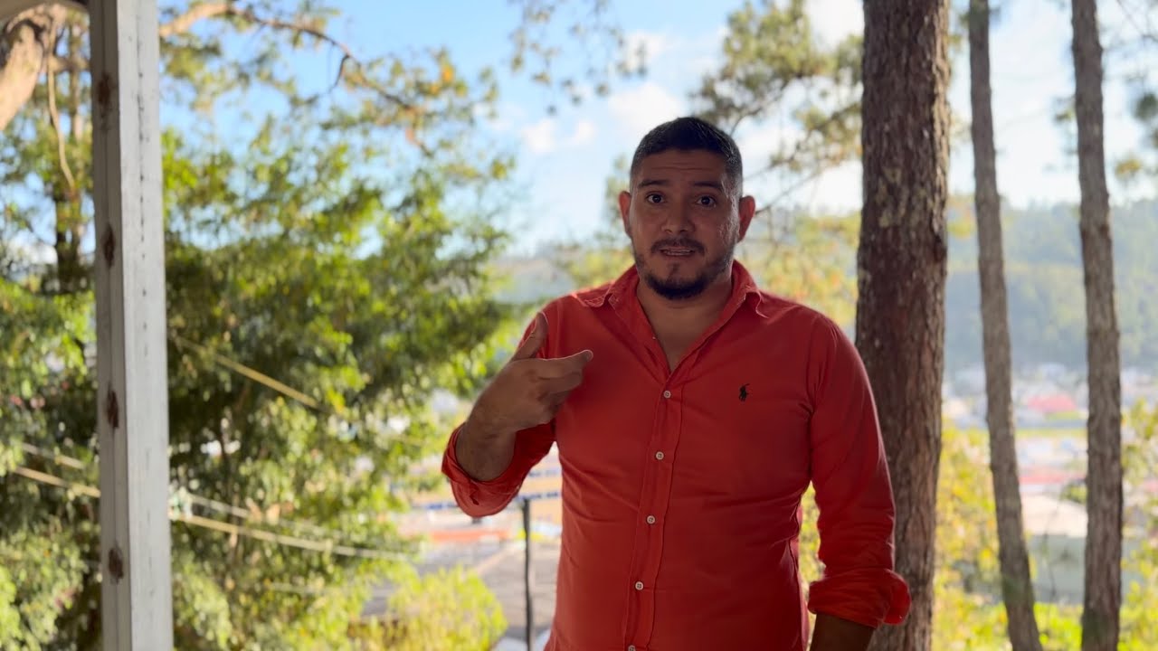 Yelvis Va para el Salvador a Visitar a Santiago Zuniga..😮😮