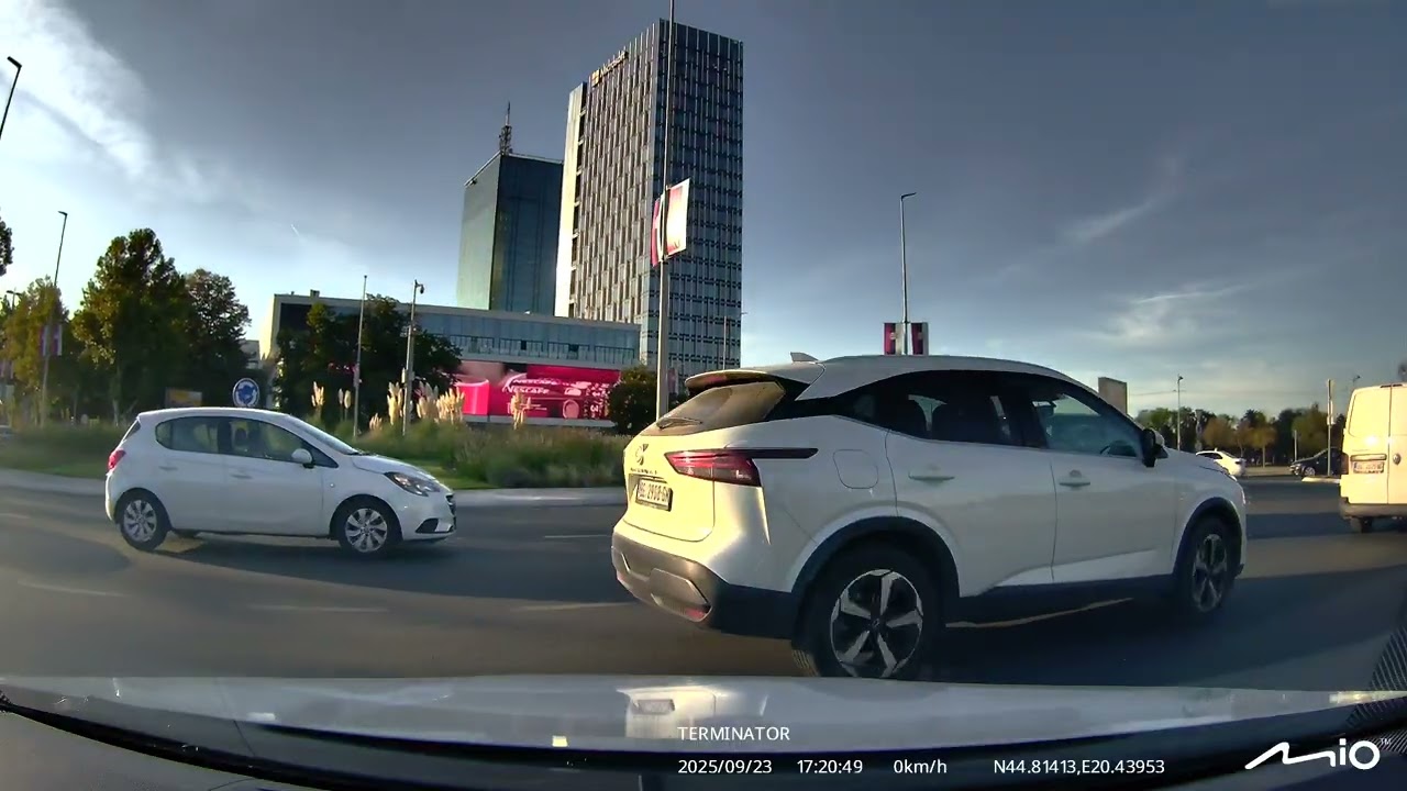 Pešak sa malom decom i motociklista na pola mosta 