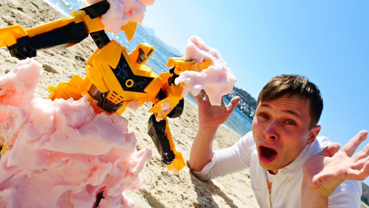 Игры с доктор Ой - Бамблби обгорел на солнце - Трансформеры на море. Видео про игрушки и больничку