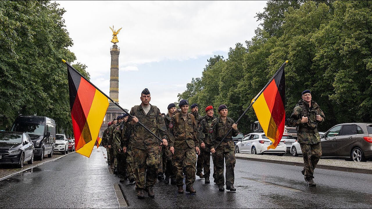 Marsch zum Gedenken 2025 - Soldaten marschieren durch Berlin 🎗️