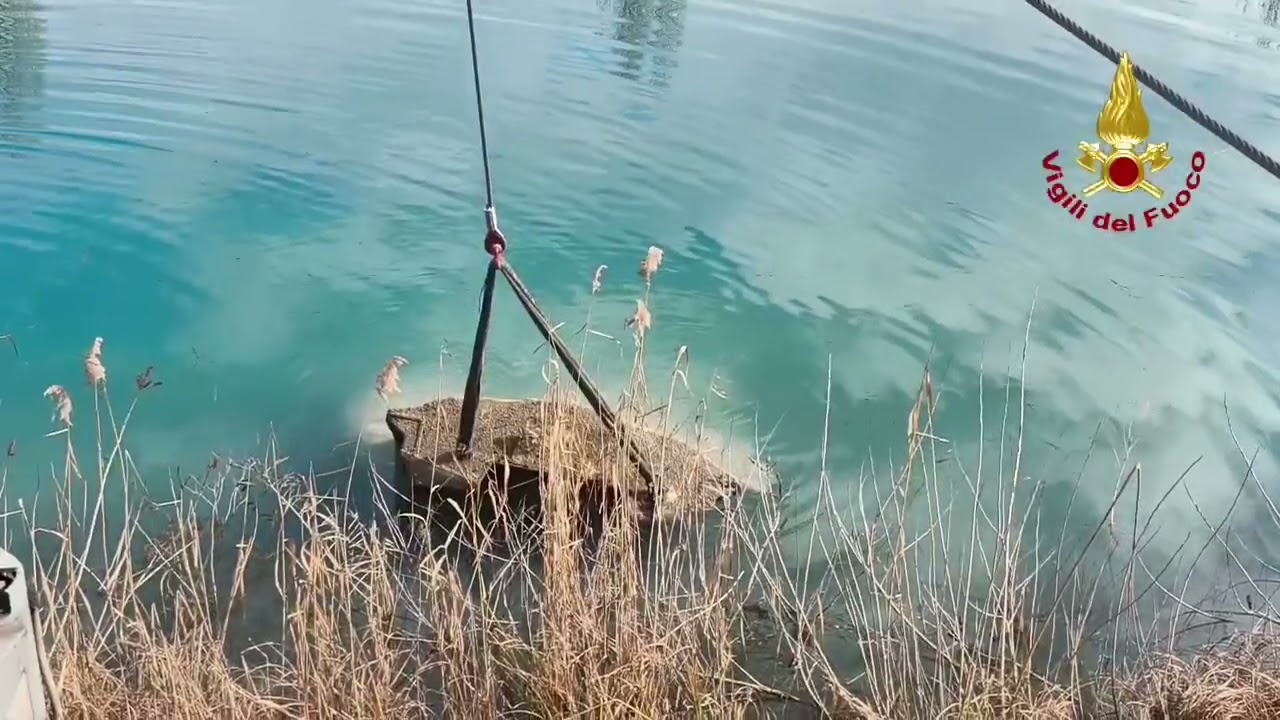 Un'auto e una barca sprofondano nel fiume: complesse operazioni di recupero