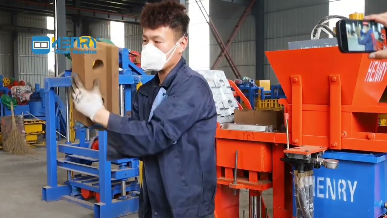 How to use HR2-25 super compressed earth soil interlocking block molding machine to make CEB bricks?
