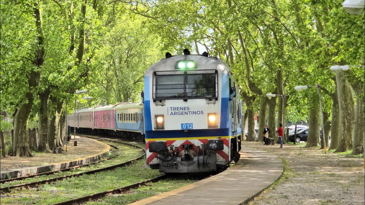 Tren Buenos Aires - Mar del Plata en la estación Dolores
