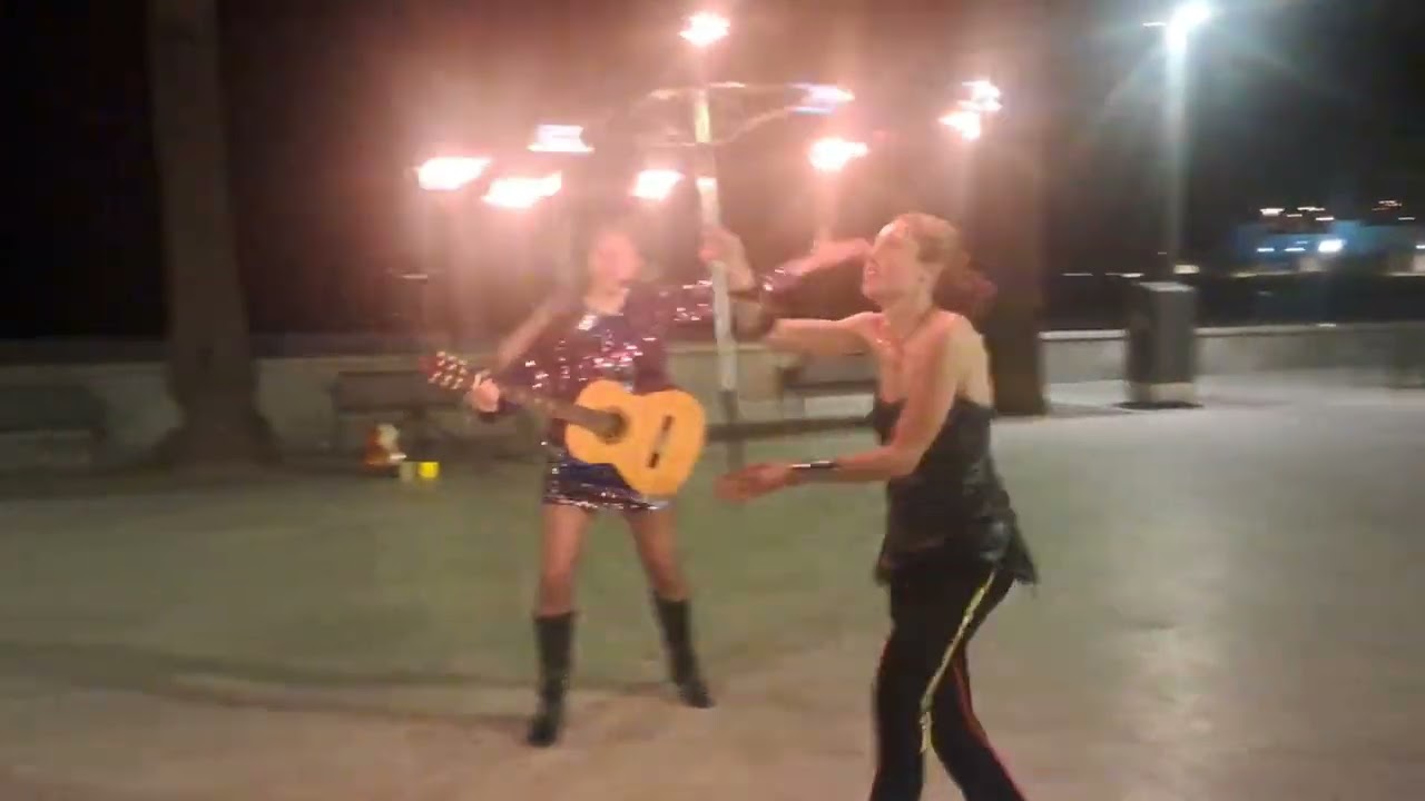 Spectacle Roller Flammes, jonglerie de feu avec Flora Fantasia et Cécile Aimée voix et guitare. 2026