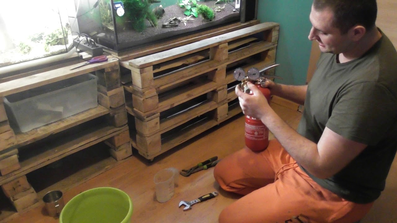 Filling the bottle with CO2 (citric acid and baking soda) / Napełnianie nabijanie butli CO2
