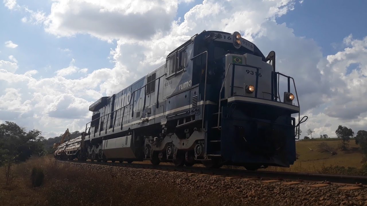 C30-7 RUMO DESCARREGANDO DORMENTES NA FERROVIA NORTE SUL EM PETROLINA DE GOIÁS parte 1