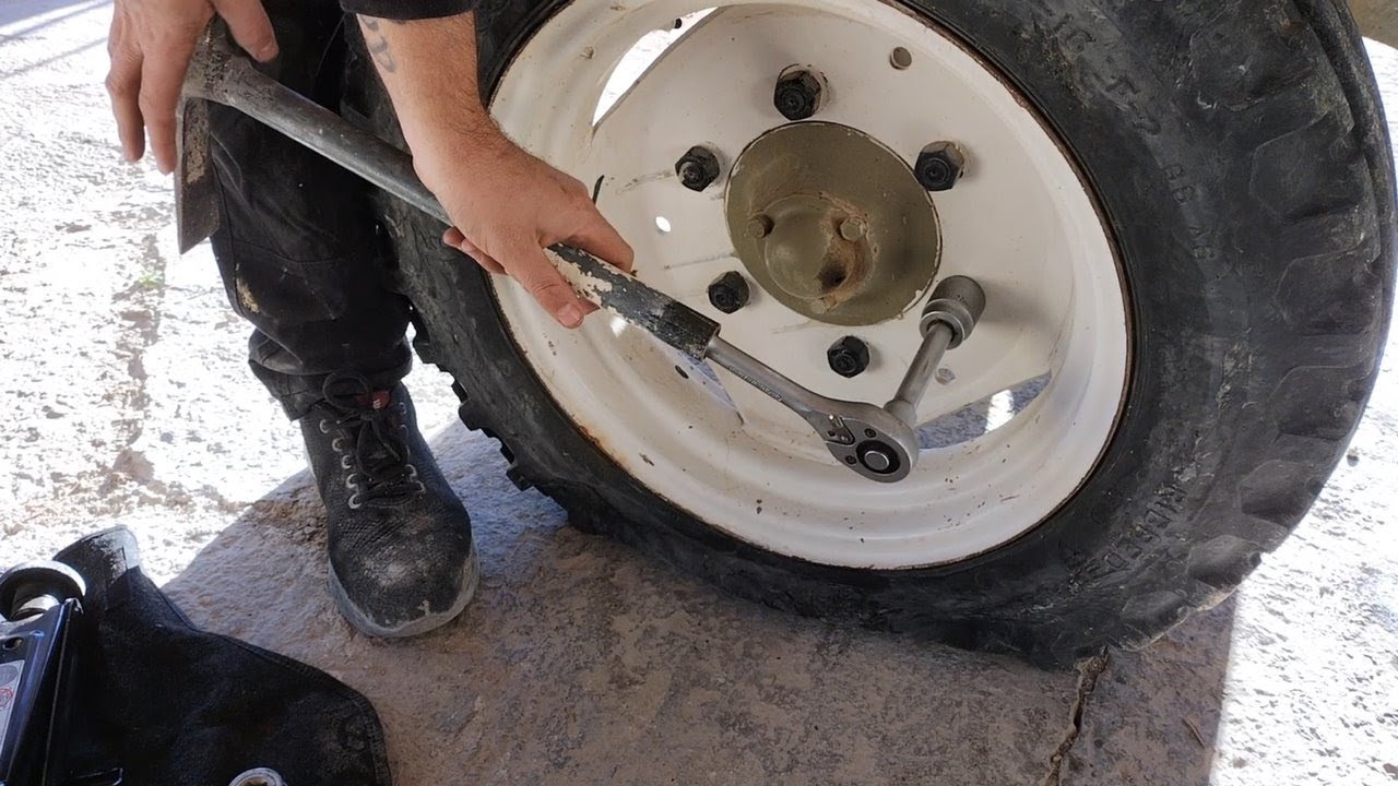 ARREGLAR PINCHAZO RUEDA TRACTOR|| BARREIROS 4000V