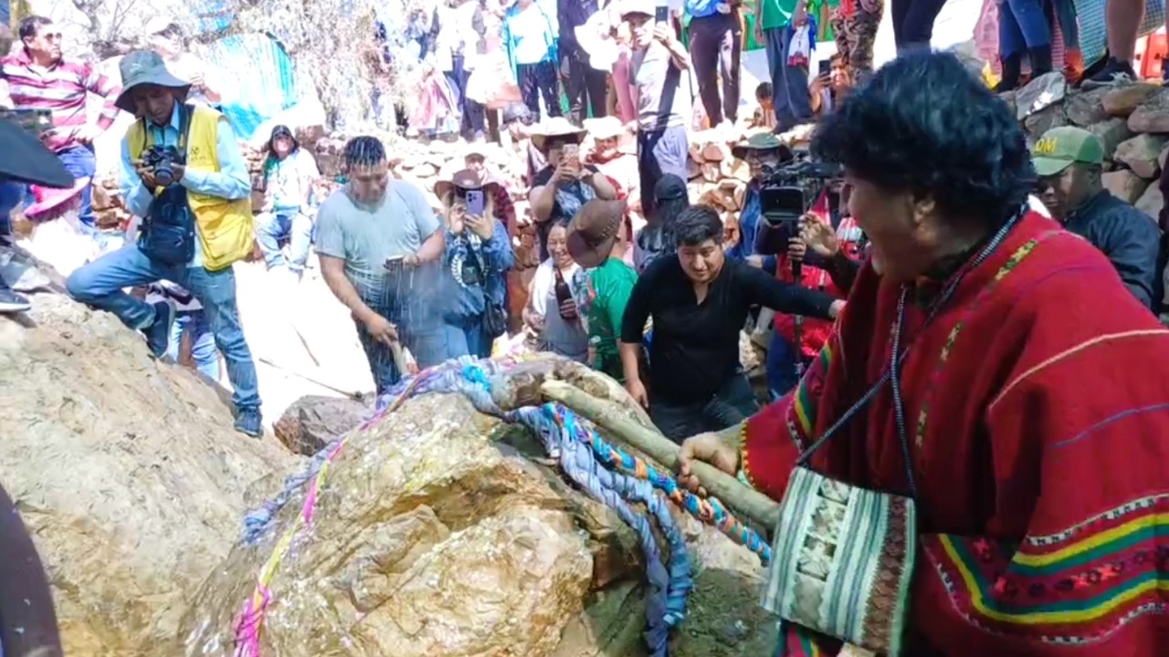 Evo Morales Ayma en la fiesta de la Virgen de Urkupiña en el cerro de Cota (calvario)