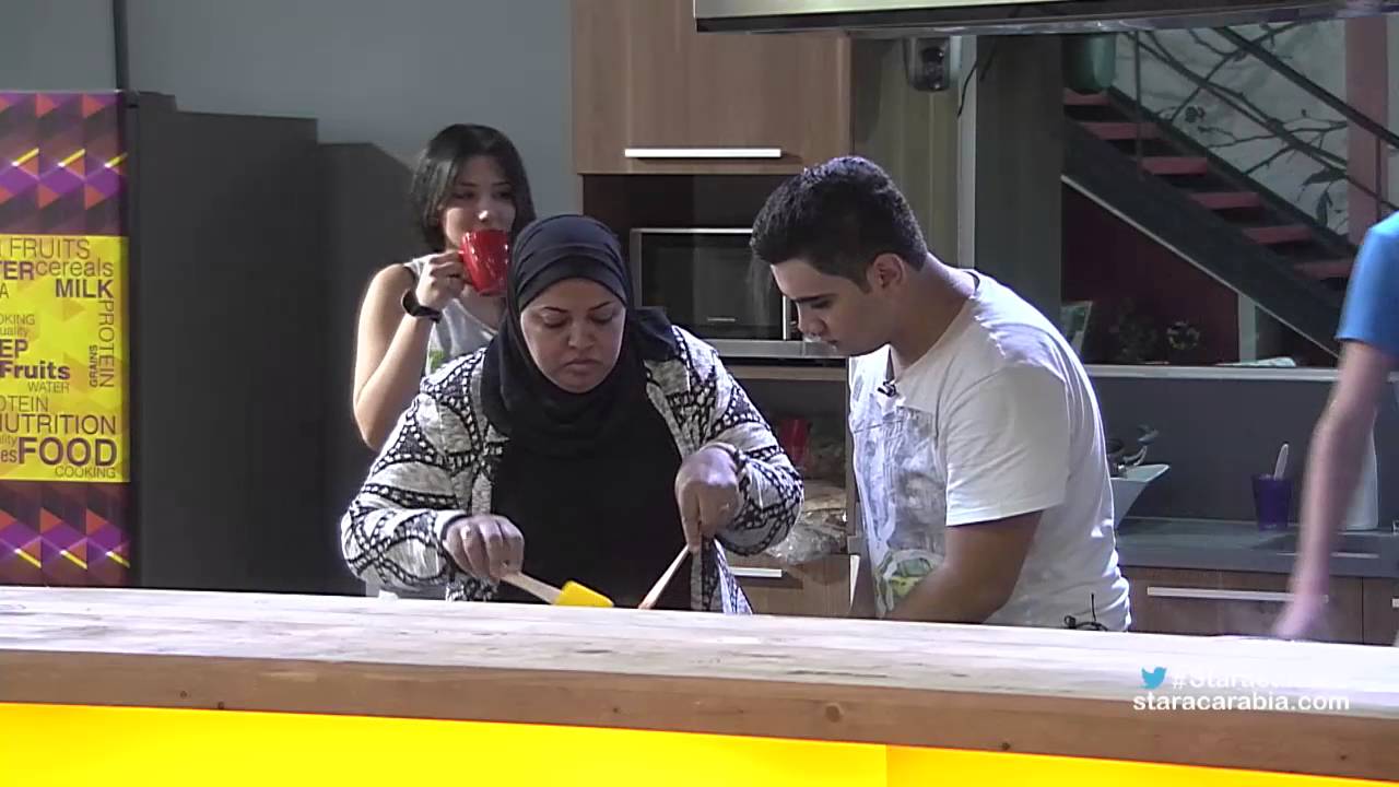 والدة دينا عادل تعد للطلاب الـ 