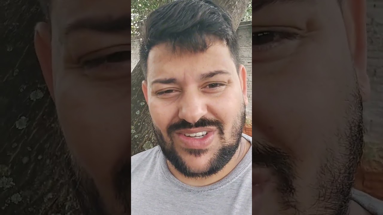 Tem uma grande chave sendo colocada  na suas mãos 