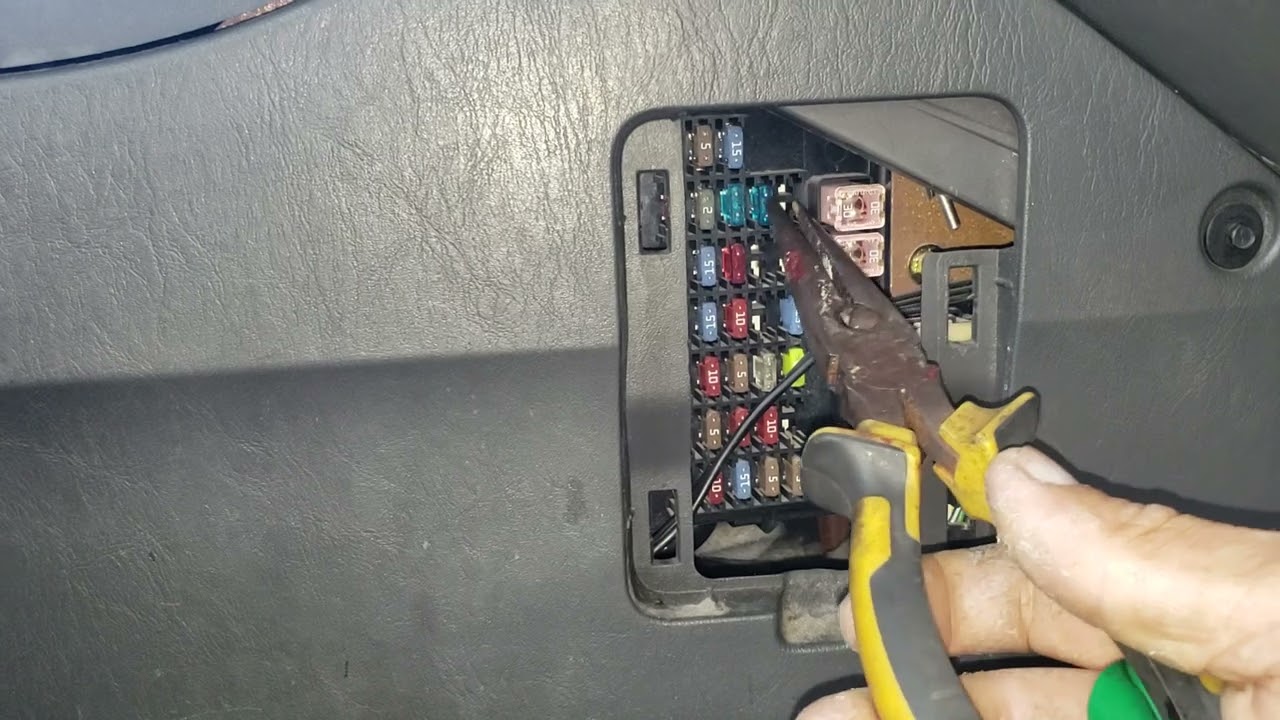 NO APARECEN NINGUN ICONO EN EL TABLERO DE FORD ESCAPE 2005 , ESTE ES EL FUSIBLE QUE SE FUNDIÓ