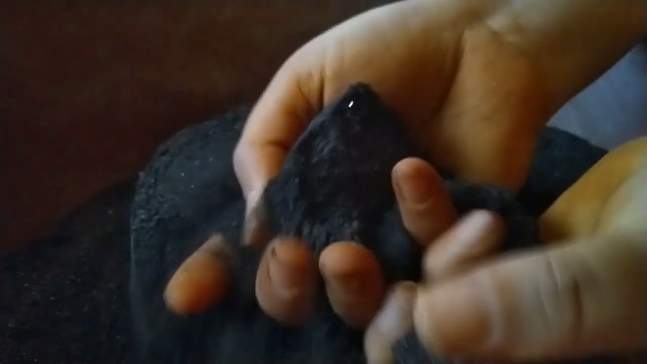 #crumbling #charcoal #satisfying #satisfyingvideos #satisfyingasmr  #charcoaldrycrumbling
