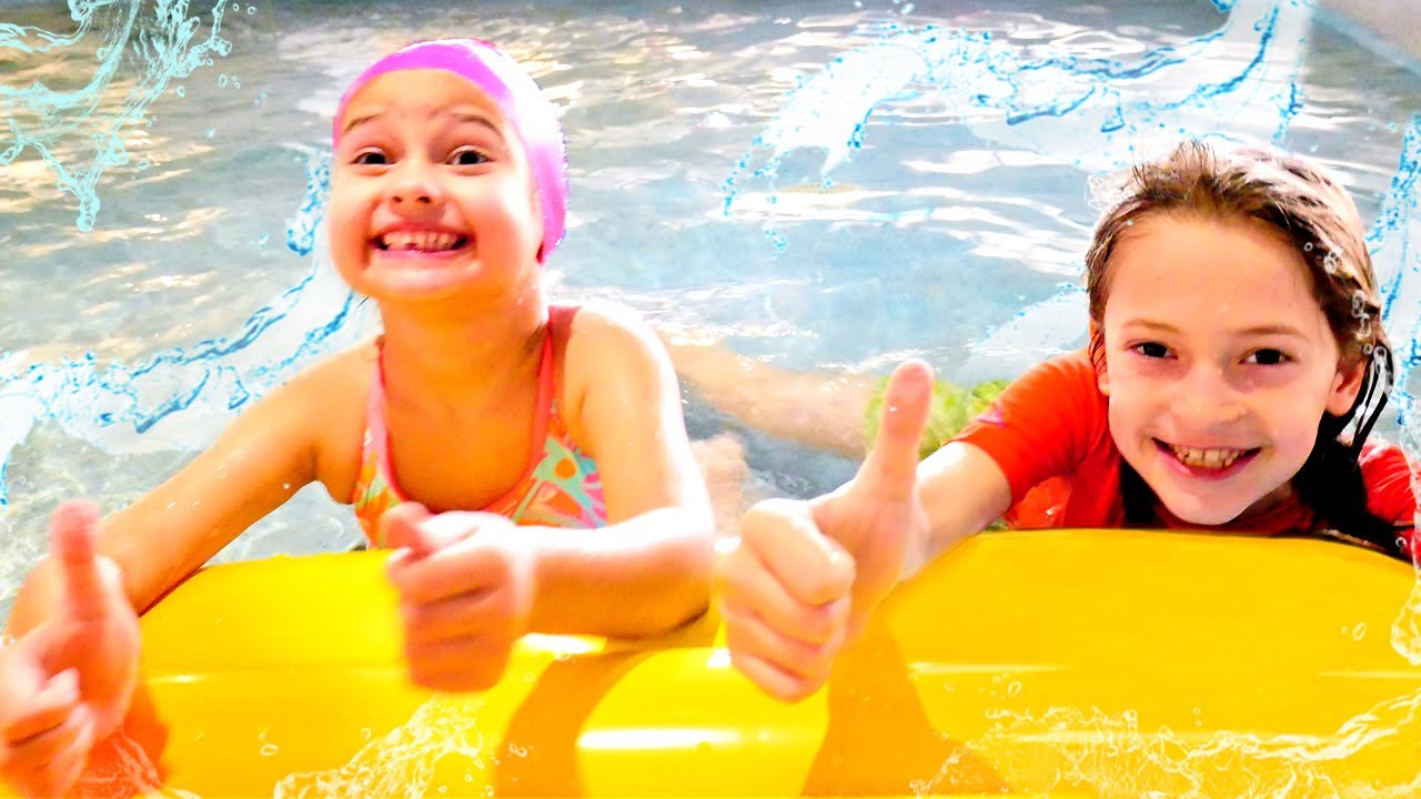Aventuras de niños en la piscina. Juegos de Selín y su hermano. Vídeos divertidos