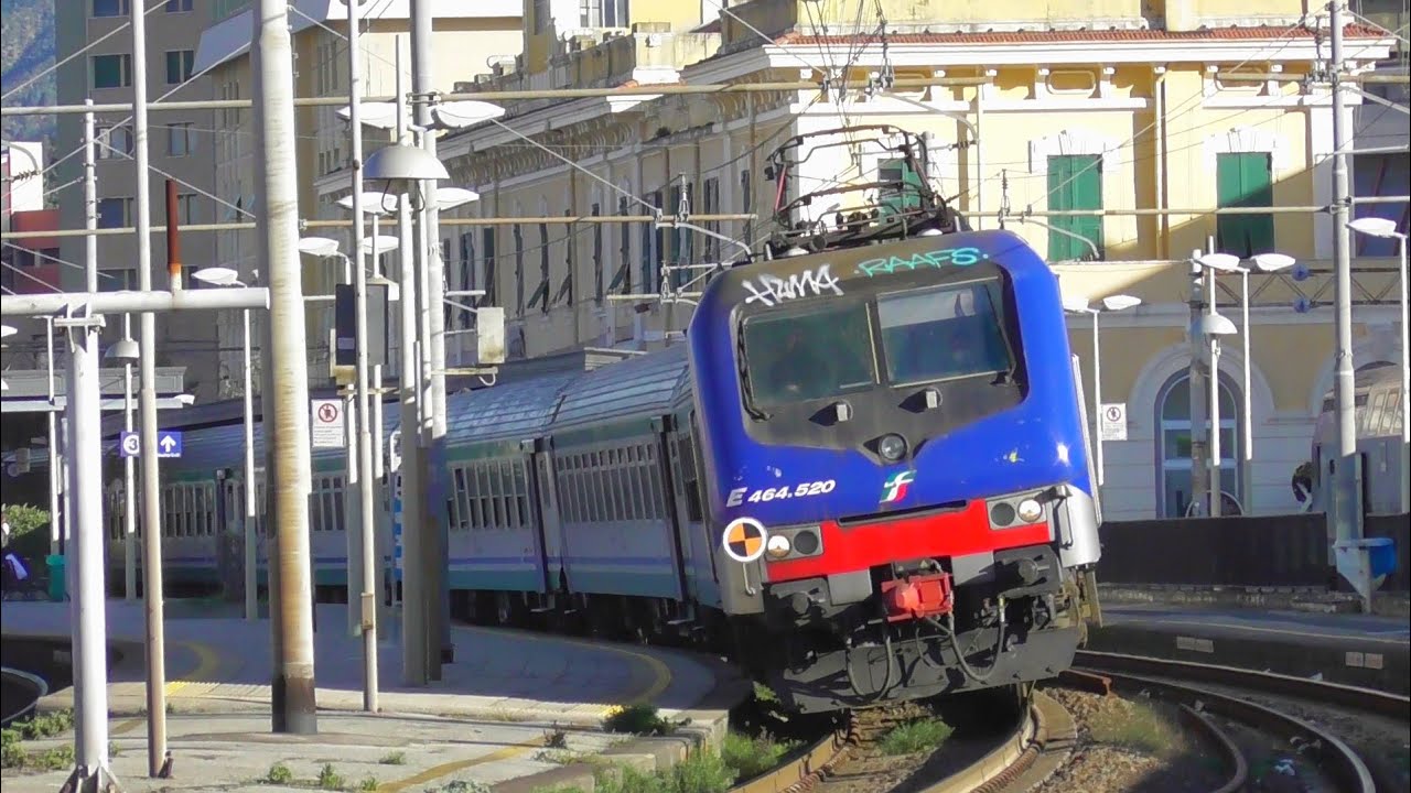 Treni di tutti i tipi alla stazione di Sestri Levante: Frecciabianca, intercity e tanto altro