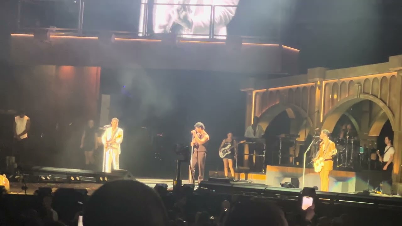 Jonas Brothers perform “Lovebug” live in Bristow, VA  | Greetings from your hometown tour 2025
