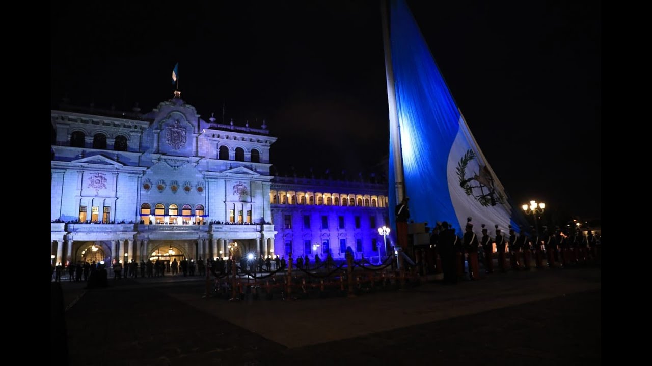 Izada de la bandera nacional de Guatemala
