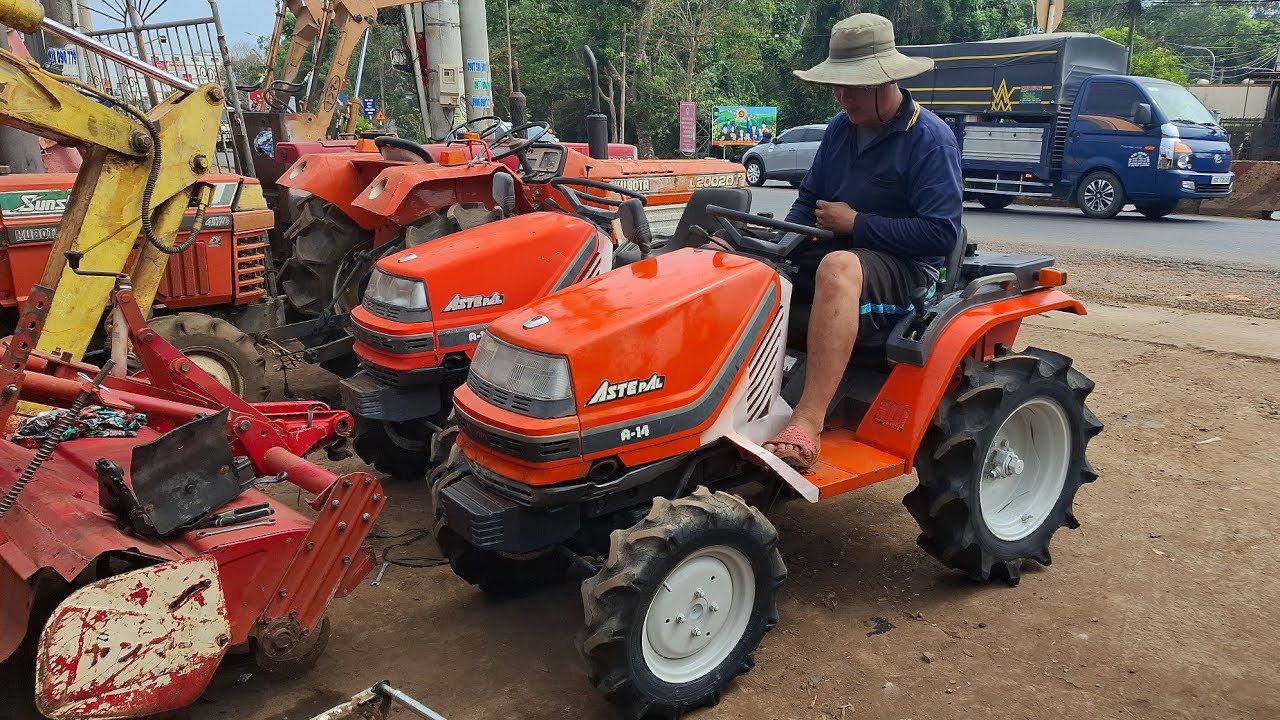 Ông chủ báo giá hai chiếc máy cày Kubota đời cao rất rẻ số trong mô tả.