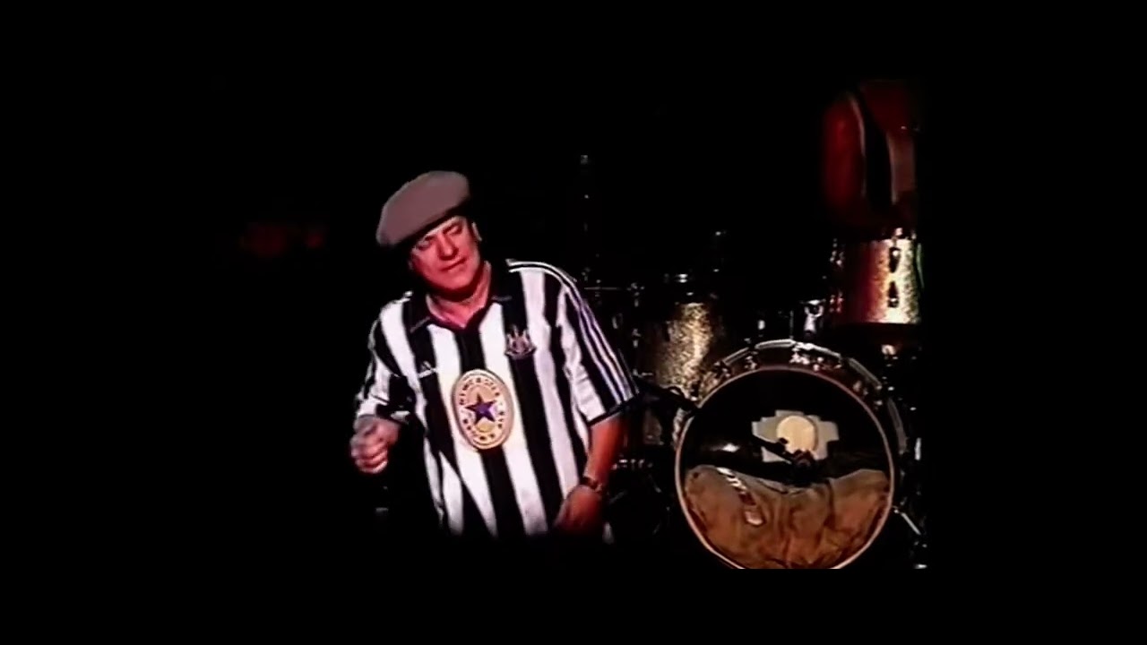 Brian Johnson of AC/DC sings 