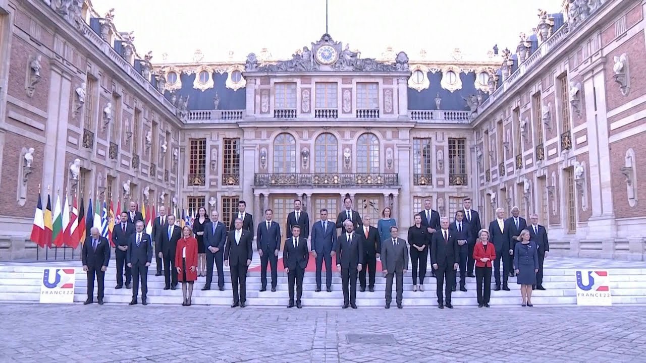 Versailles crisis summit: EU leaders pose for family photo | AFP