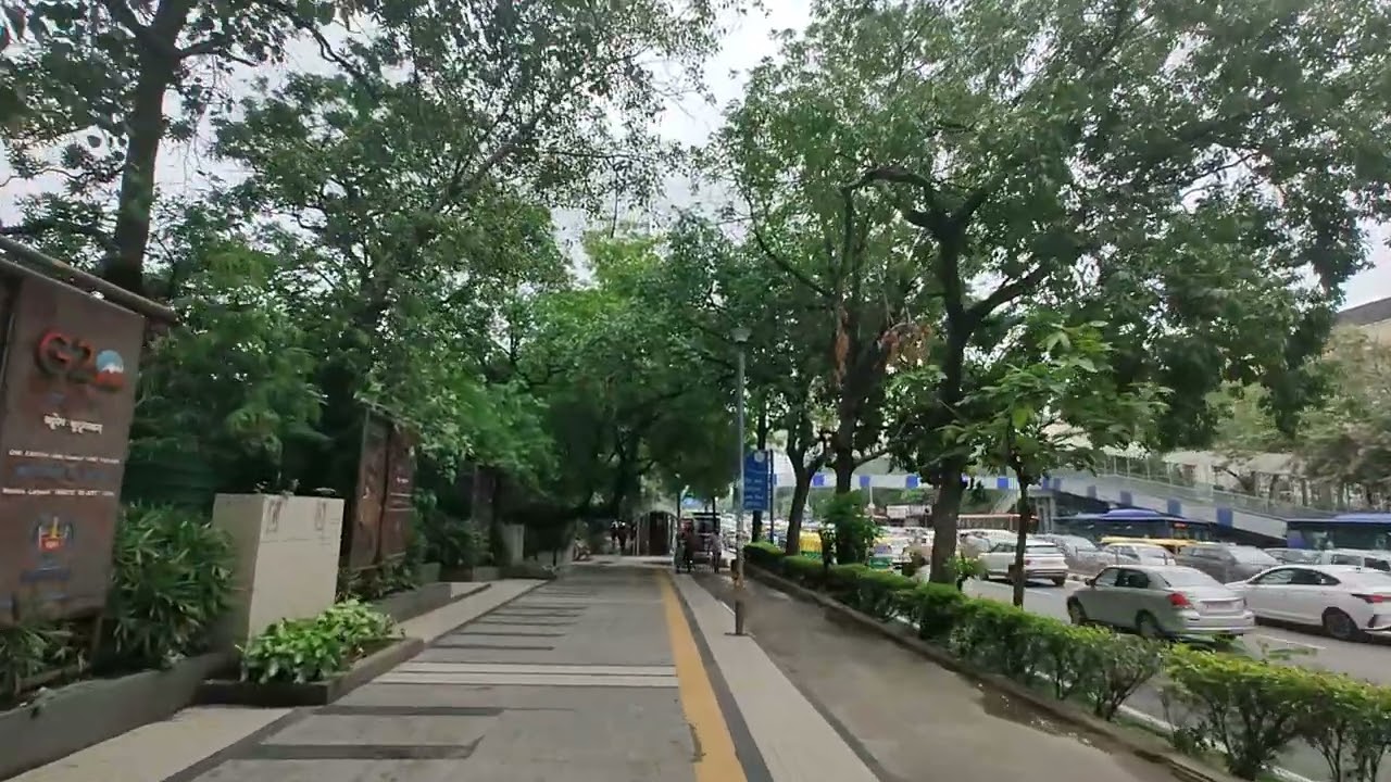A Walk along #ITO Metro Station 🚉 road | #Delhi
