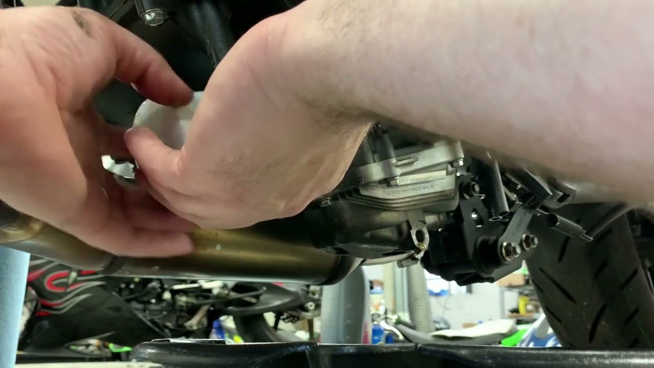 Как заменить масло на Kawasaki Z400 — менее 5 минут!