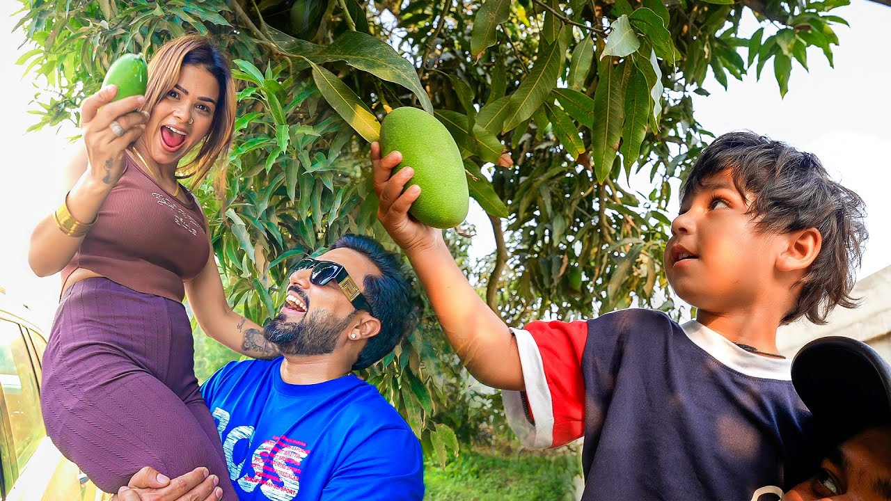 Aam Ki Chori Karte Pakde Gaye