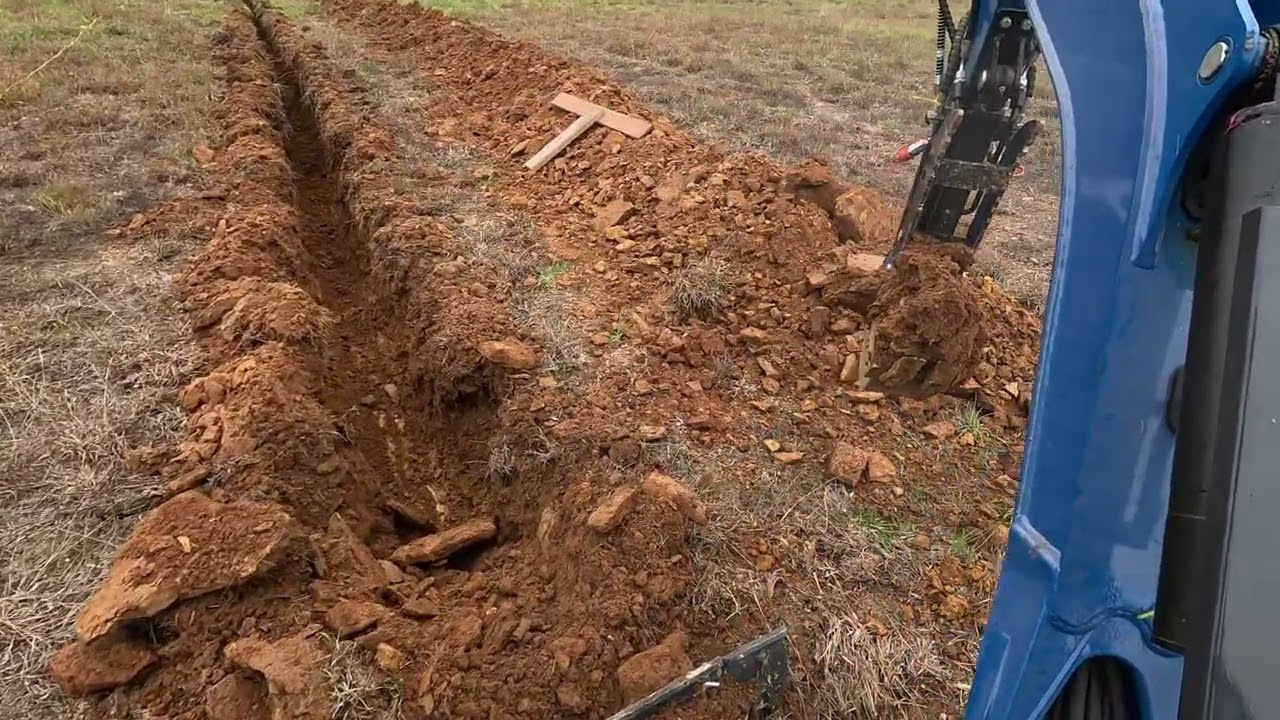 В нашей водоотводной траншее застряли руда Rippa R10-5 и большие камни.