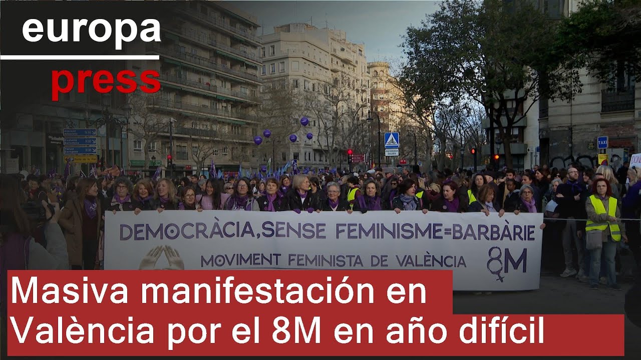 Multitudinaria marcha en València por el 8M ante un inicio de año 