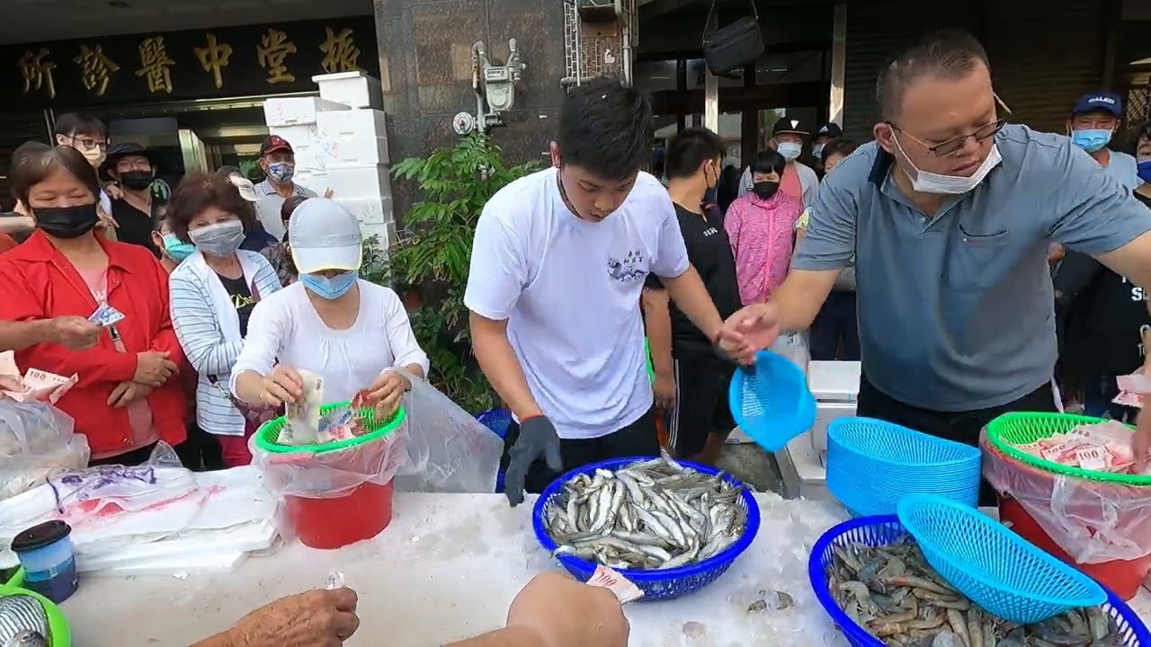毫無冷場 直接9點清攤 直播破3300人 史上第二高紀錄 中彰海王子 烏日火車站 海鮮叫賣 海鮮拍賣 叫賣哥