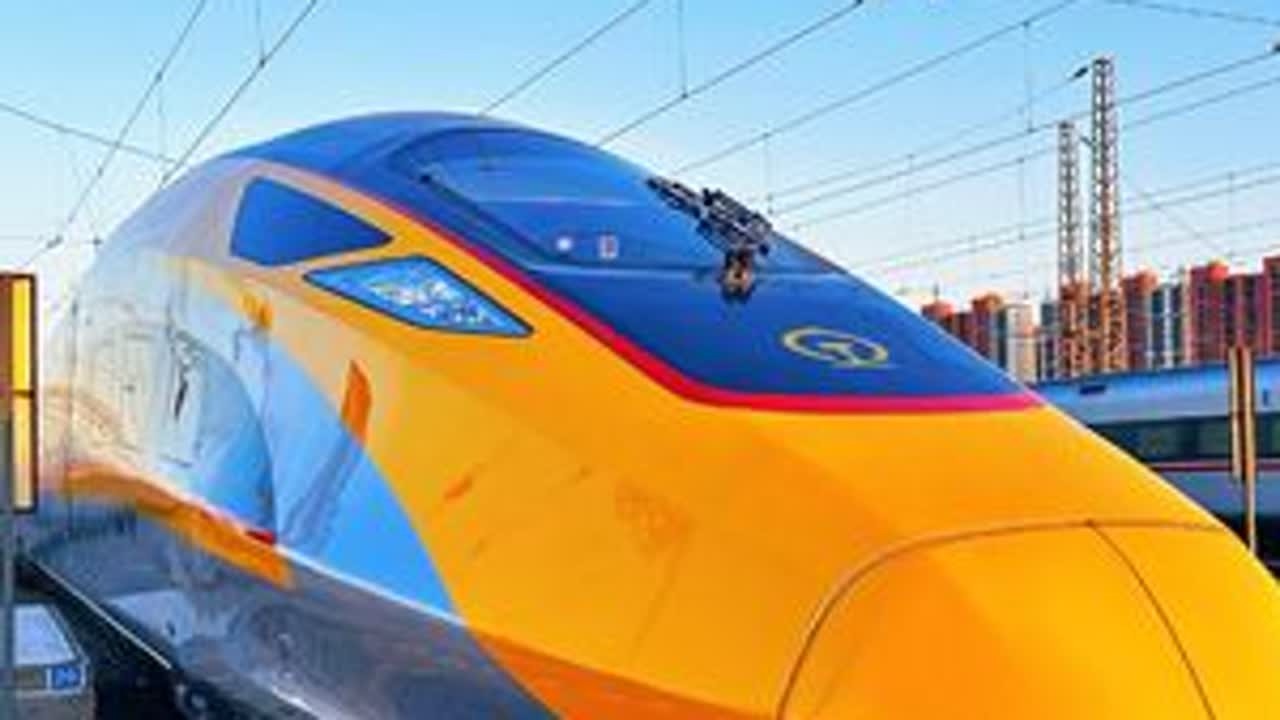 CR400AF-J-2808高速综合检测列车环铁开跑 中国国家铁道试验中心环形铁道试验基地，最新一代高速综合检测列车CR400AF-J-2808开展运行试验，同时试验的还有中车大连机车车辆有限公...