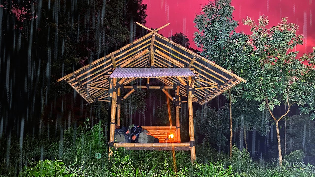 SOLO CAMPING IN INDONESIAN 🇮🇩 WOODEN SHELTER &bull; CAUGHT WITH RAIN AND FOGGY WEATHER , THUNDER ASMR
