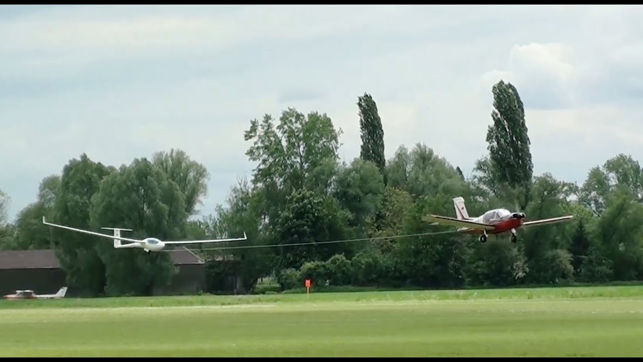 a lot of sailplane aerotow action at glider competition Hockenheim 2016