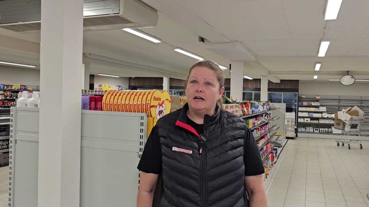 Indslag med den nye købmand i Lyne.