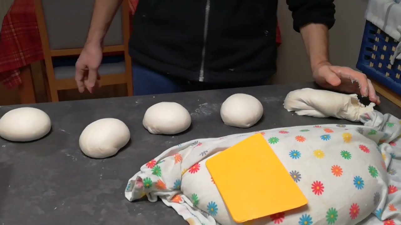 Pizzat&eacute;szta buciz&aacute;sa - n&aacute;polyi technika