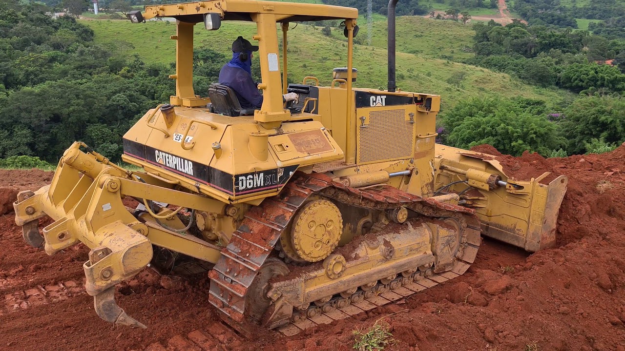 TRATOR DE ESTEIRA CAT D6M XL EMPURRANDO TERRA