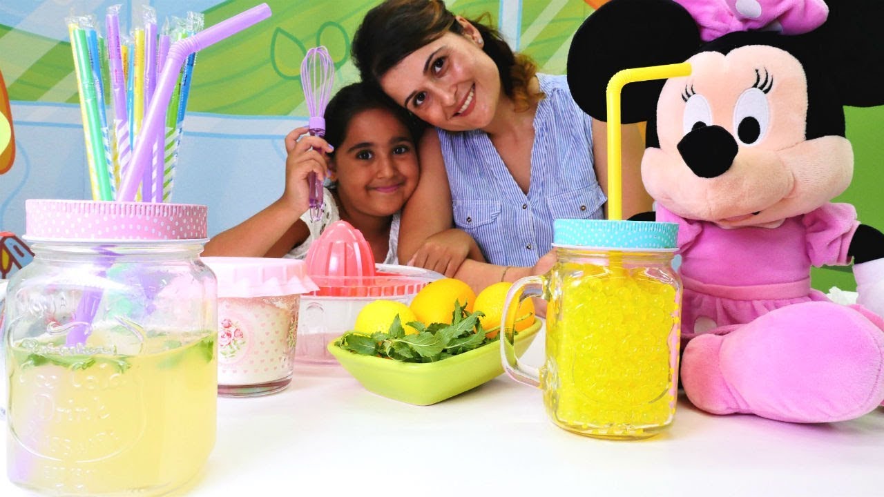 Minnie Mouse için ev yapımı limonata. Anne kız oyunu