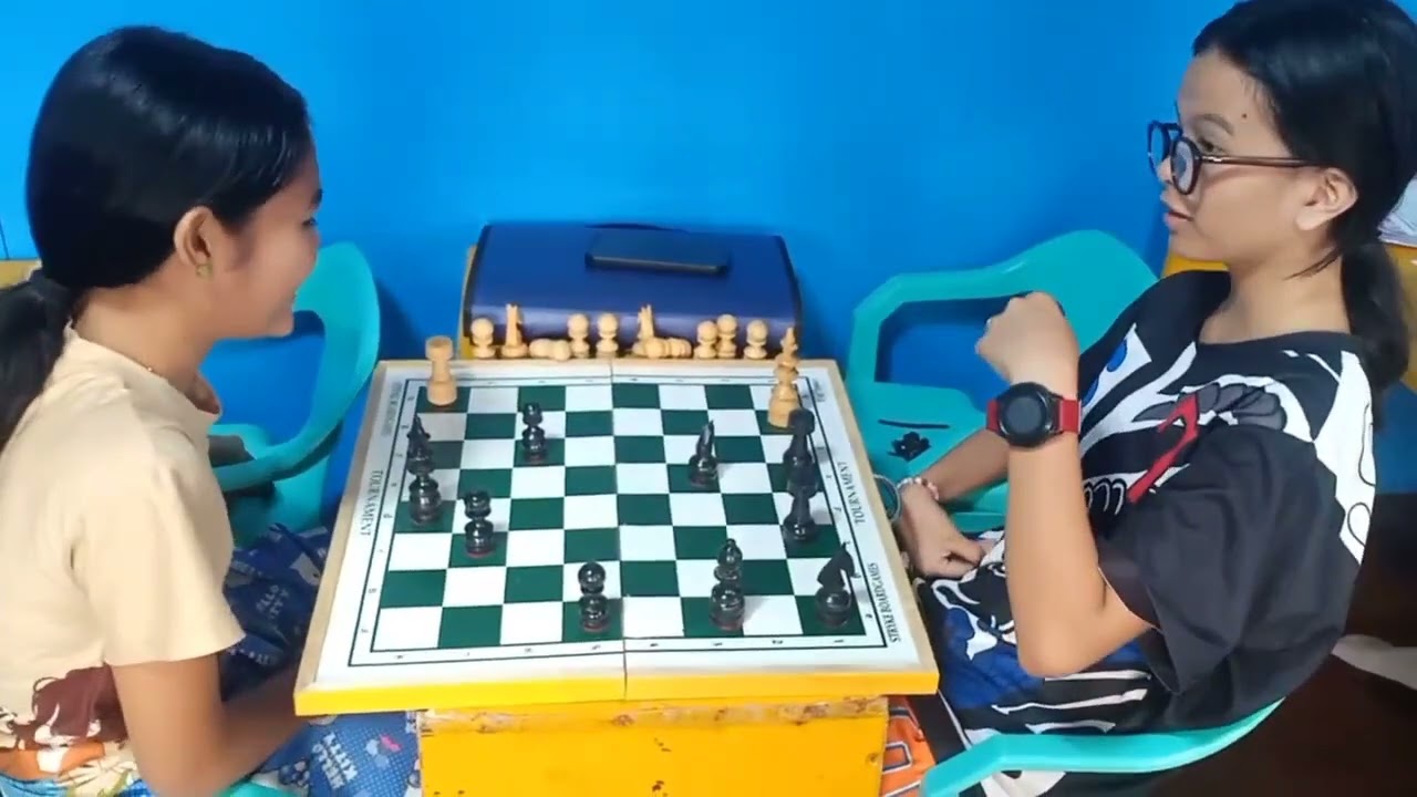 사악도스 선생님 Gen은 DaMath, Scrabble, 체스 보드를 구입했습니다.Rowena와 Cinen이 DaMath. 라쌍 Yennah의 그룹 수업 비디오