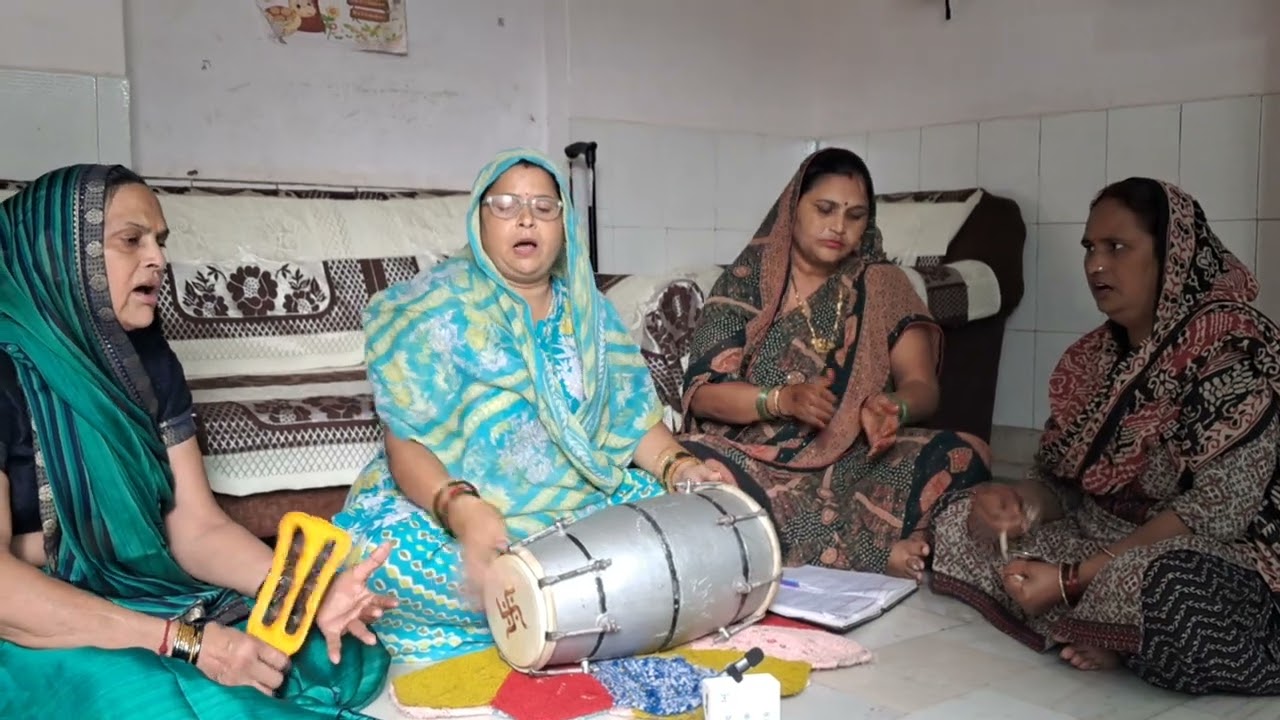 माँ के ऊपर गाना...माँ  जैसा  Na कोई  Lad Ladaay माँ  बिन  Pehare सुना सुना लगे  लेखिका  Madhuri ❤️🙏🙏