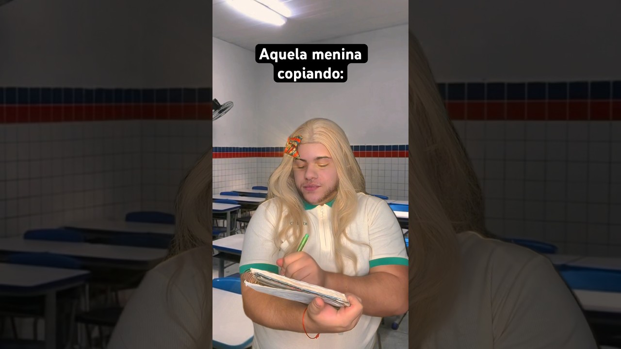 AQUELA MENINA COPIANDO A TAREFA DO QUADRO