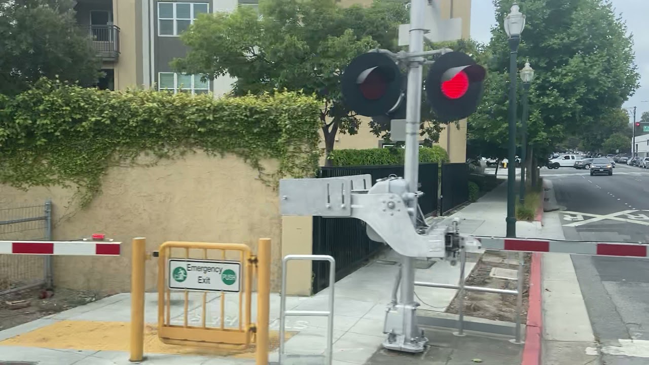 (Short video) Satisfying crossing sequence through San Mateo with a Limited B on my fav loco 928!!!!
