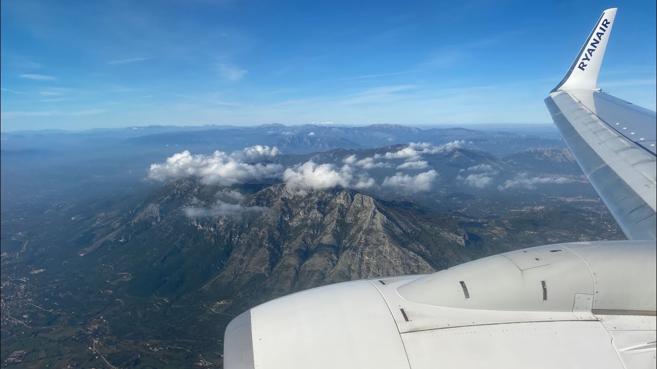 Ryanair approach and landing in Naples WRO-NAP