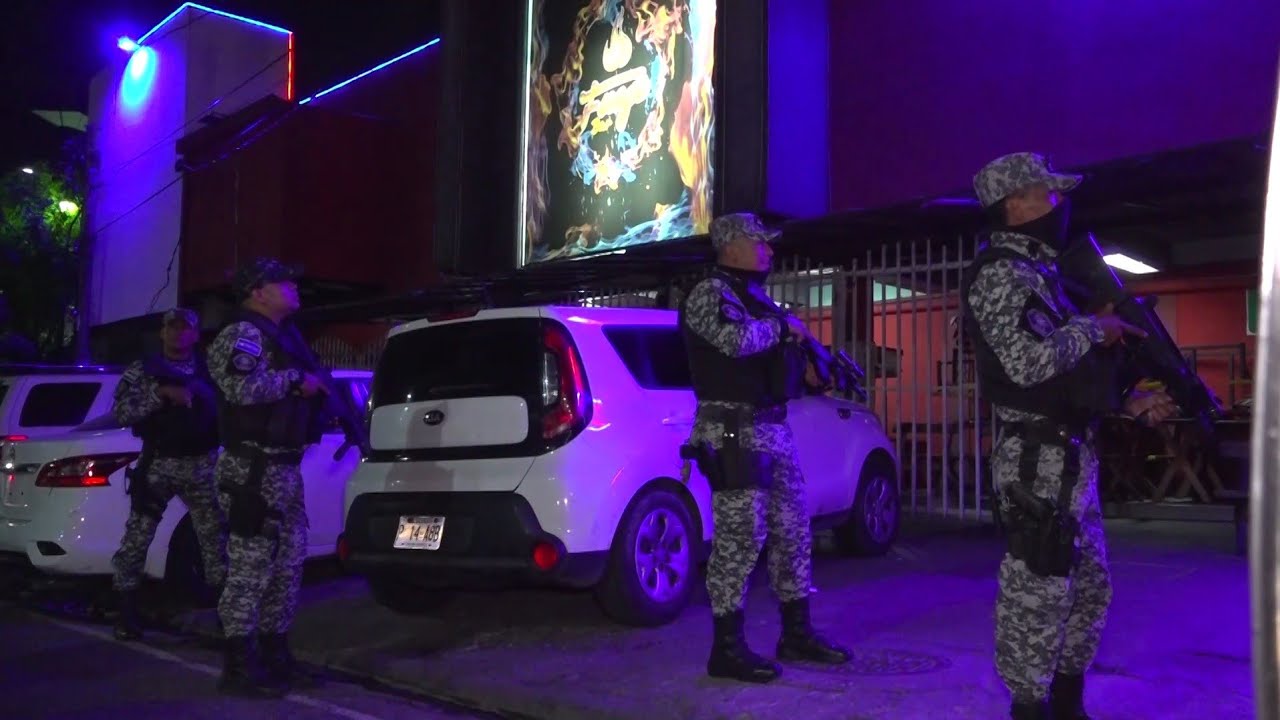 Policías cerraron un chupadero de El Salvador | Le dieron vuelta a todo en busca de ilícitos