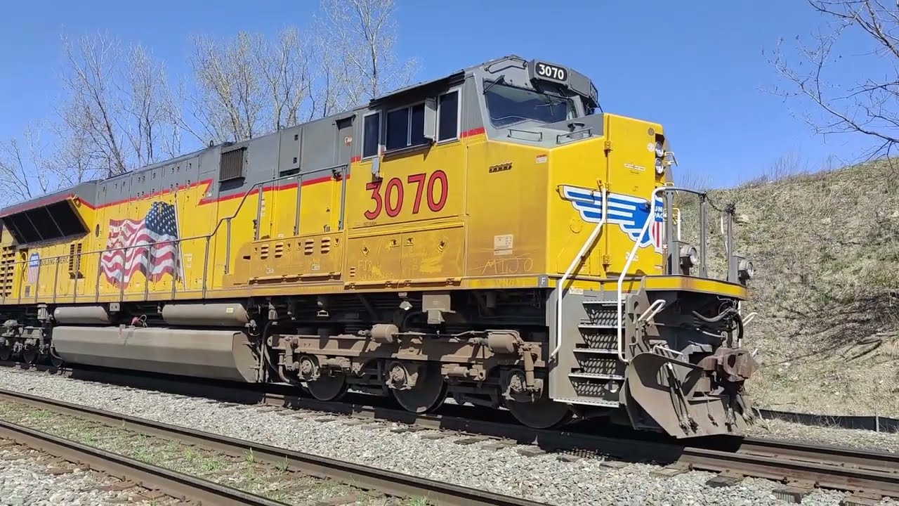 EMD SD70ACe-T4 / ST70AH / SD70AH EMD 1010J Idling sounds