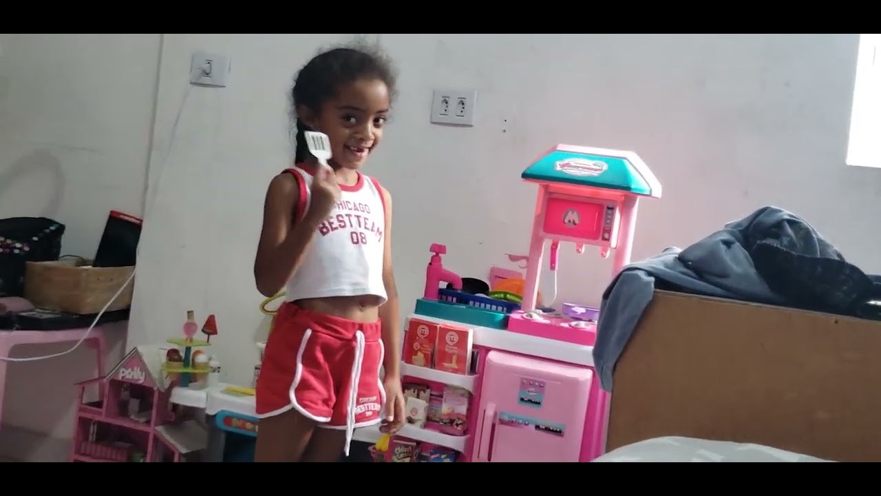 LOLO APRENDENDO A FRITA OVO NA COZINHA 