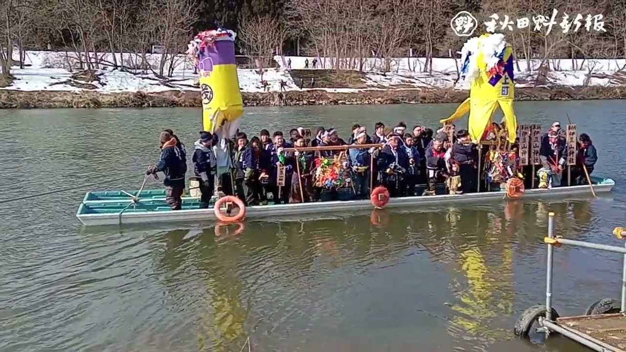 鮮やか１３本、船に揺られ　大仙市花館「川を渡るぼんでん」