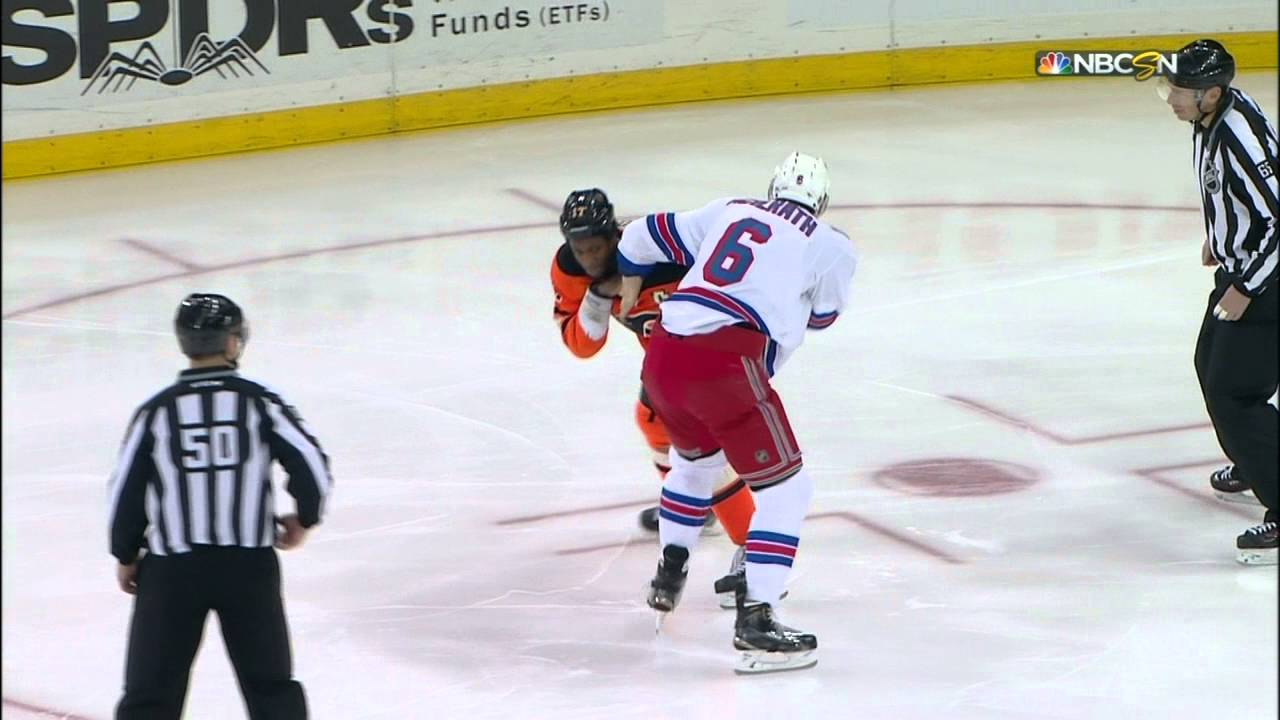 Gotta See It: Simmonds & McIlrath trade fists after jawing during warmups